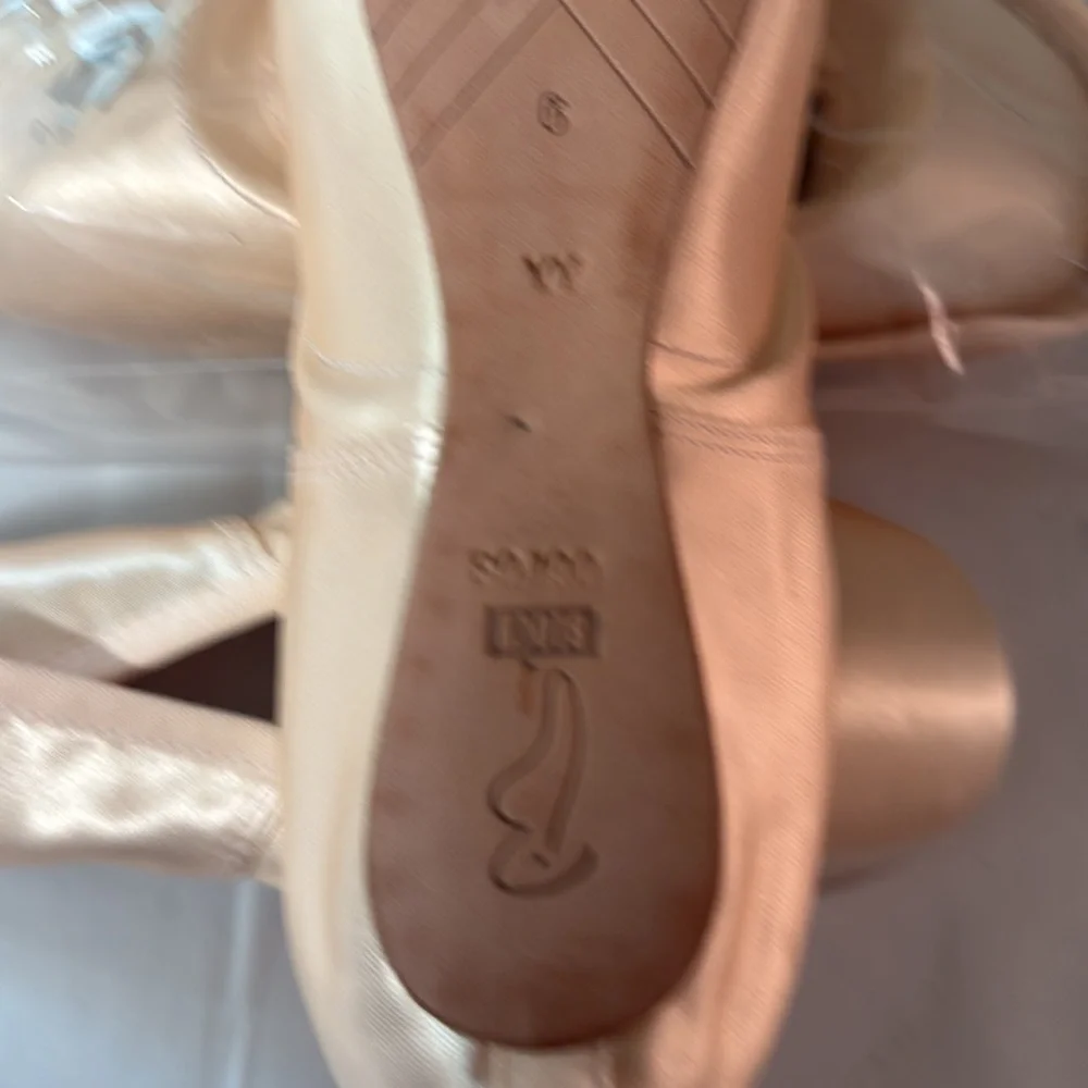 NWT Bloch Synergy Pointe Shoes Size: 2Y 6